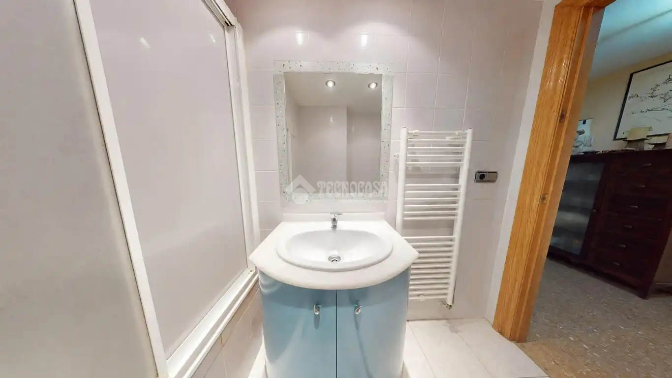 Bathroom of Flat for sale in Valencia  with Air Conditioner, Heating and Balcony