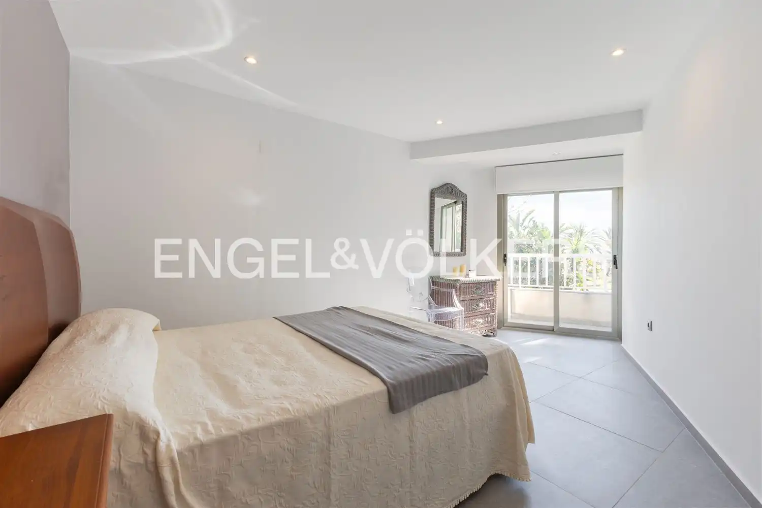 Schlafzimmer von Einfamilien-Reihenhaus zum Verkauf in Gandia mit Klimaanlage, Heizung und Privatgarten