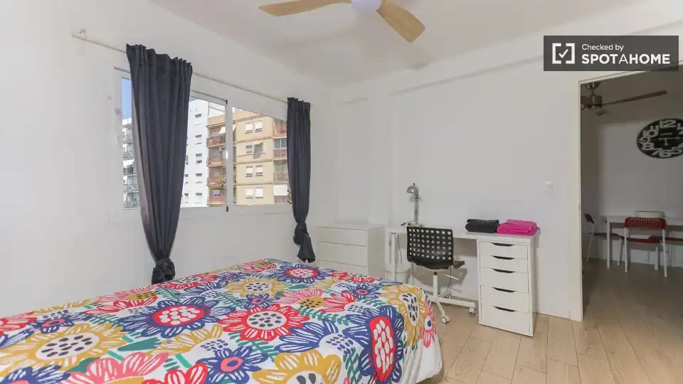 Habitación de Piso de alquiler en Valencia con Aire acondicionado, Calefacción y Amueblado