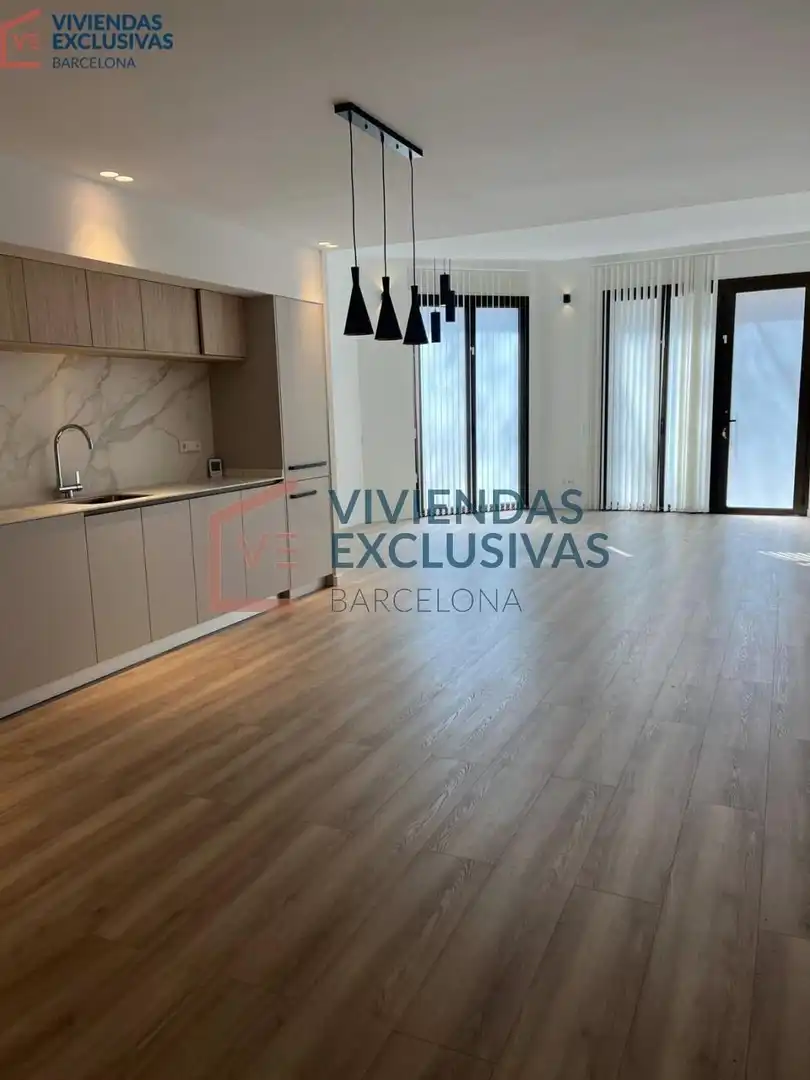 Sala de estar de Dúplex en venta en Barcelona con Parquet, Balcón y Alarma