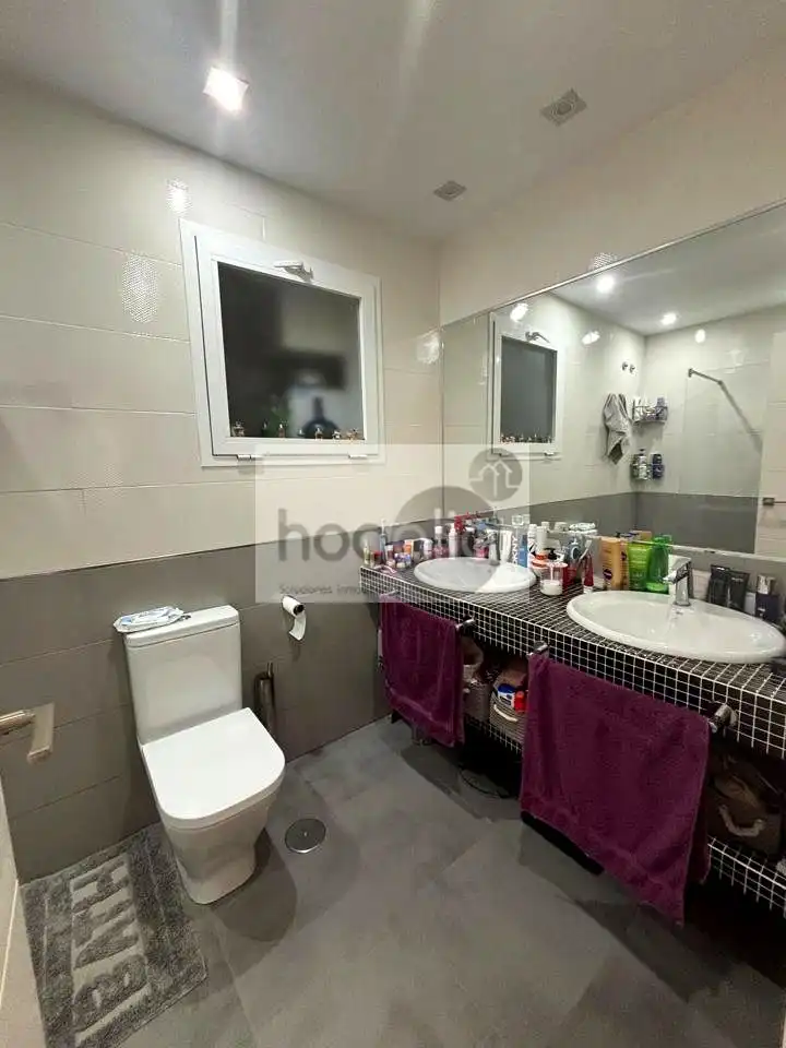 Badezimmer von Wohnung zum Verkauf in Sevilla mit Klimaanlage, Terrasse und Gemeinschaftspool
