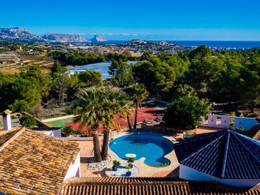 House with pool for sale in Escandinavia - Cautivador
