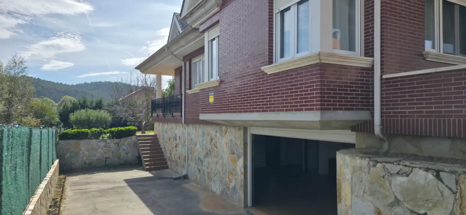 Vista exterior de Casa o xalet en venda en Piélagos amb Jardí privat i Parquet