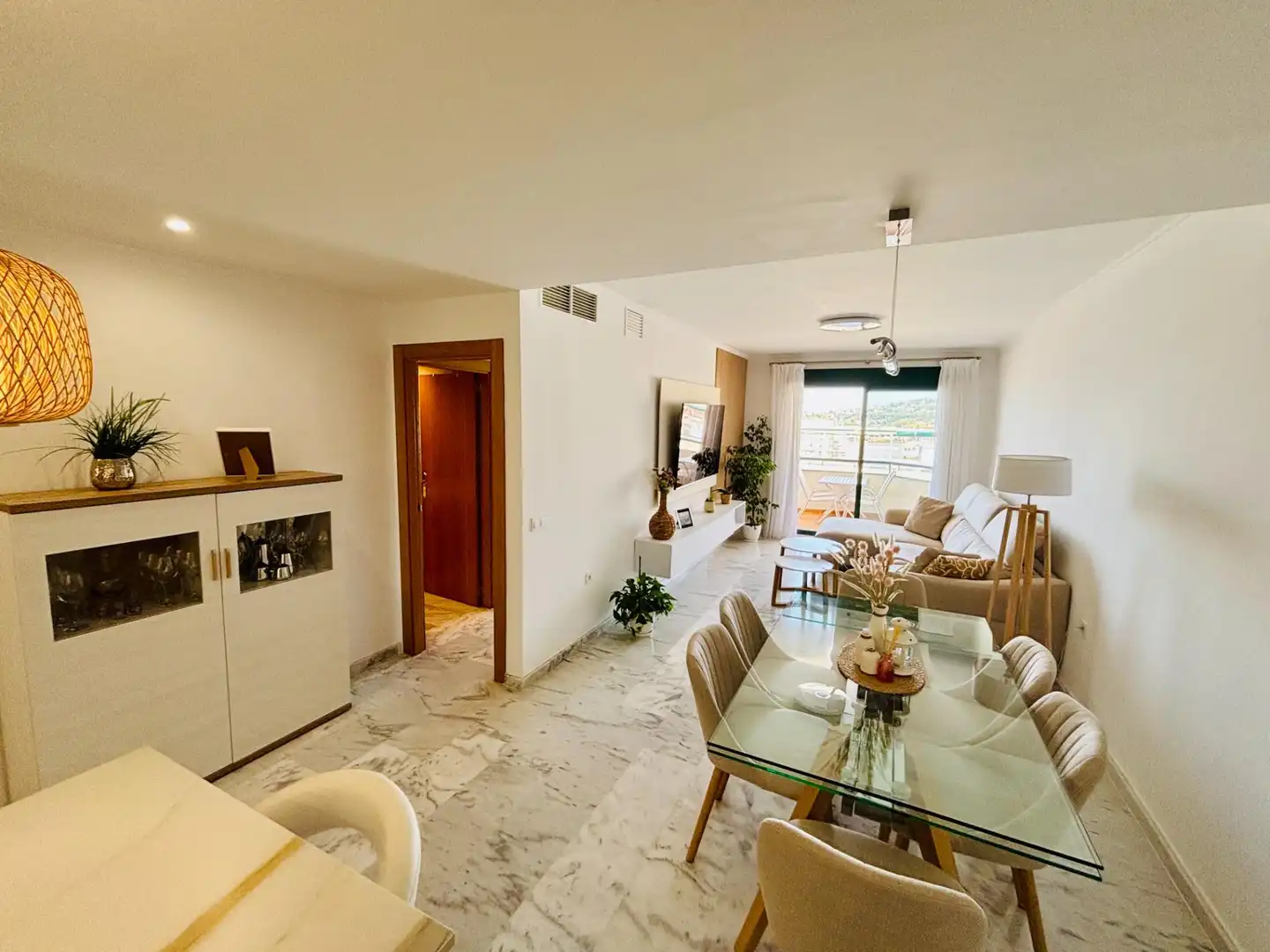 Sala d'estar de Àtic en venda en Benalmádena amb Aire condicionat, Jardí privat i Terrassa