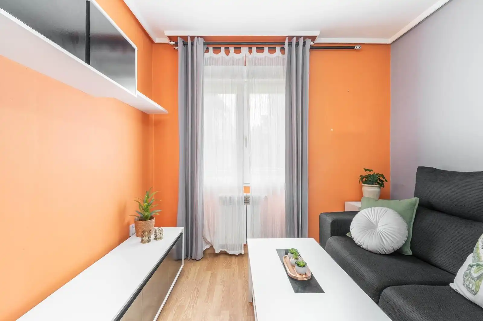 Sala d'estar de Apartament en venda en Oviedo  amb Calefacció i Moblat