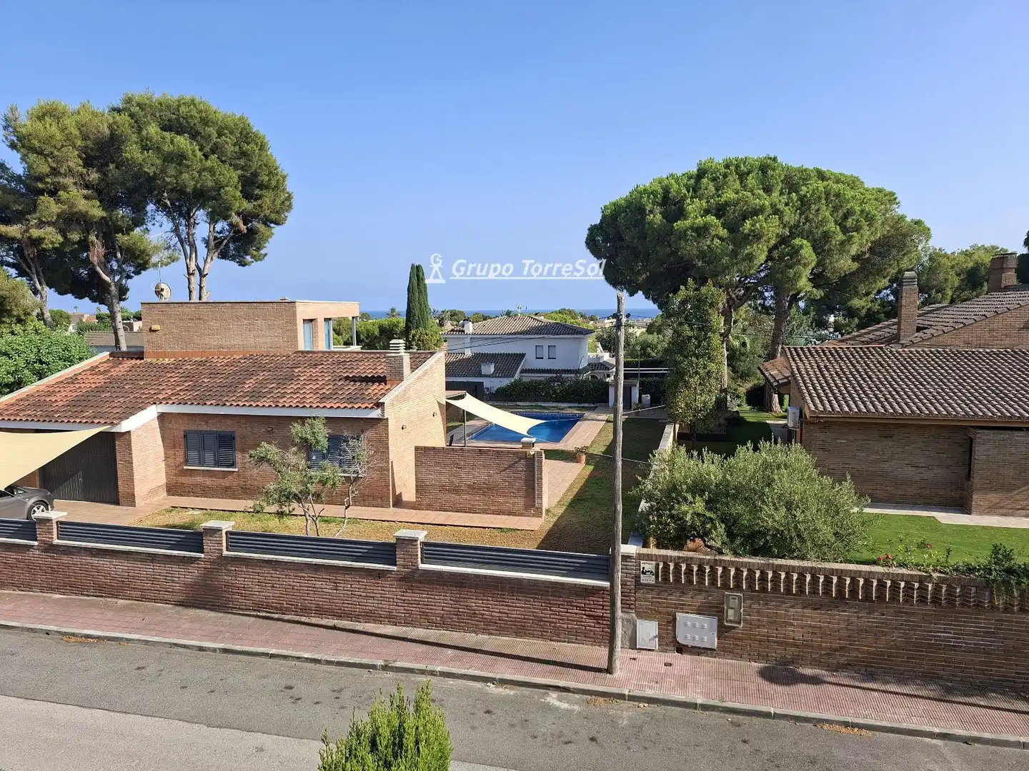 Außenansicht von Einfamilien-Reihenhaus zum Verkauf in El Vendrell mit Privatgarten, Schwimmbad und Gemeinschaftspool