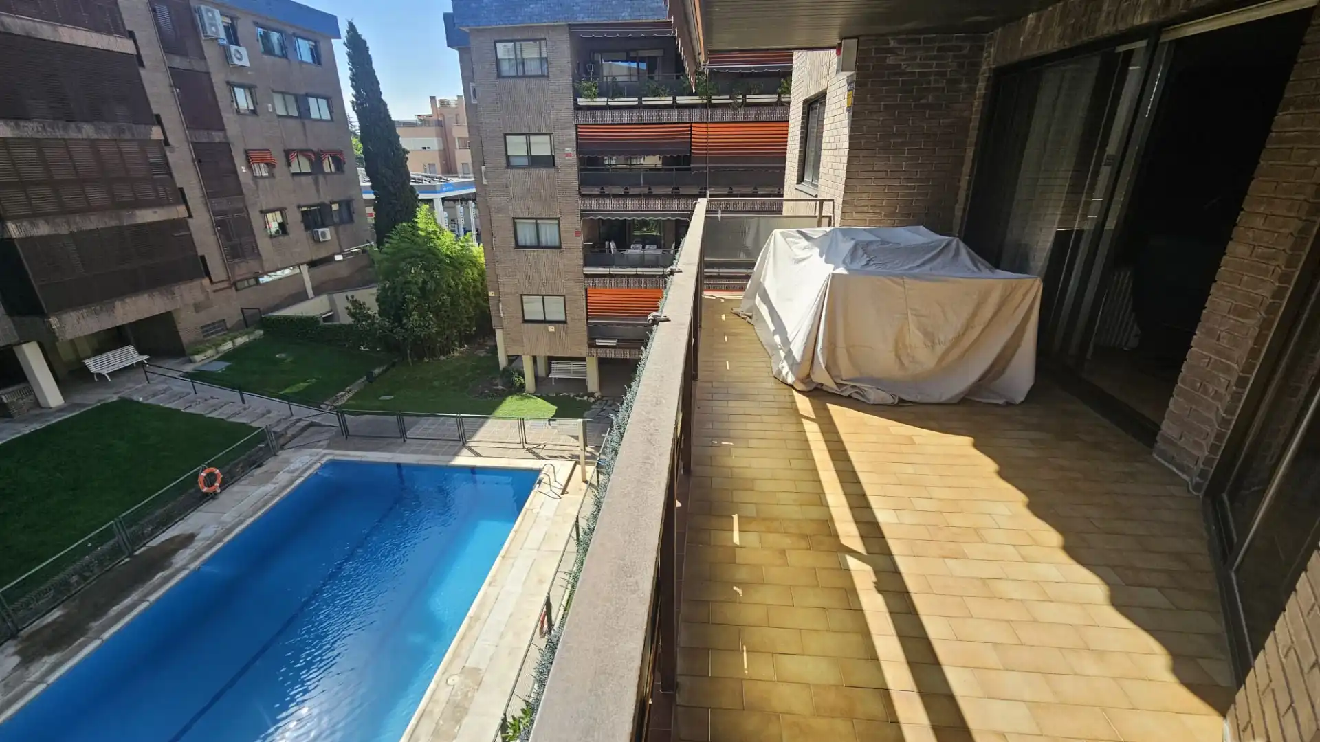 Schwimmbecken von Wohnung zum Verkauf in Madrid mit Klimaanlage, Heizung und Privatgarten