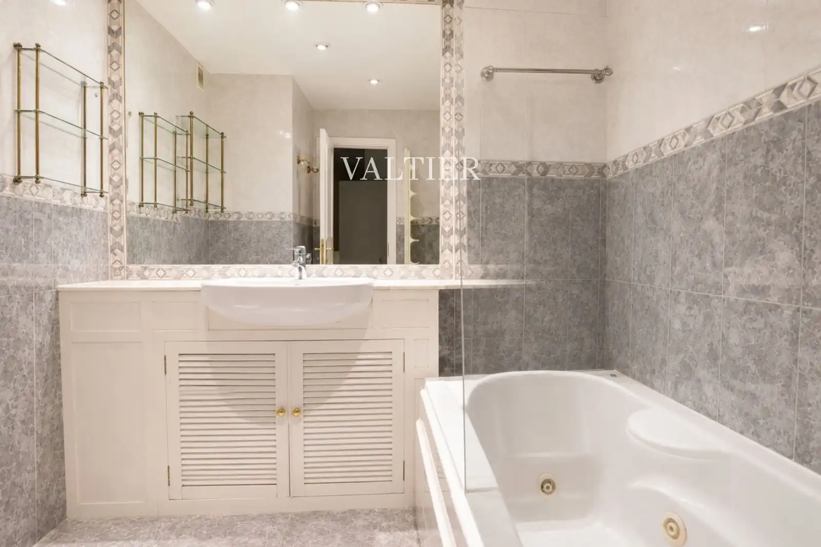 Bathroom of Flat for rent in Madrid  with Air Conditioner, Swimming Pool and Community pool