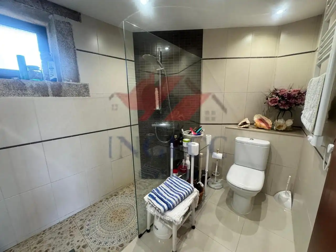 Casa rústica amb terrassa en venda a Leduzo, imagen 26