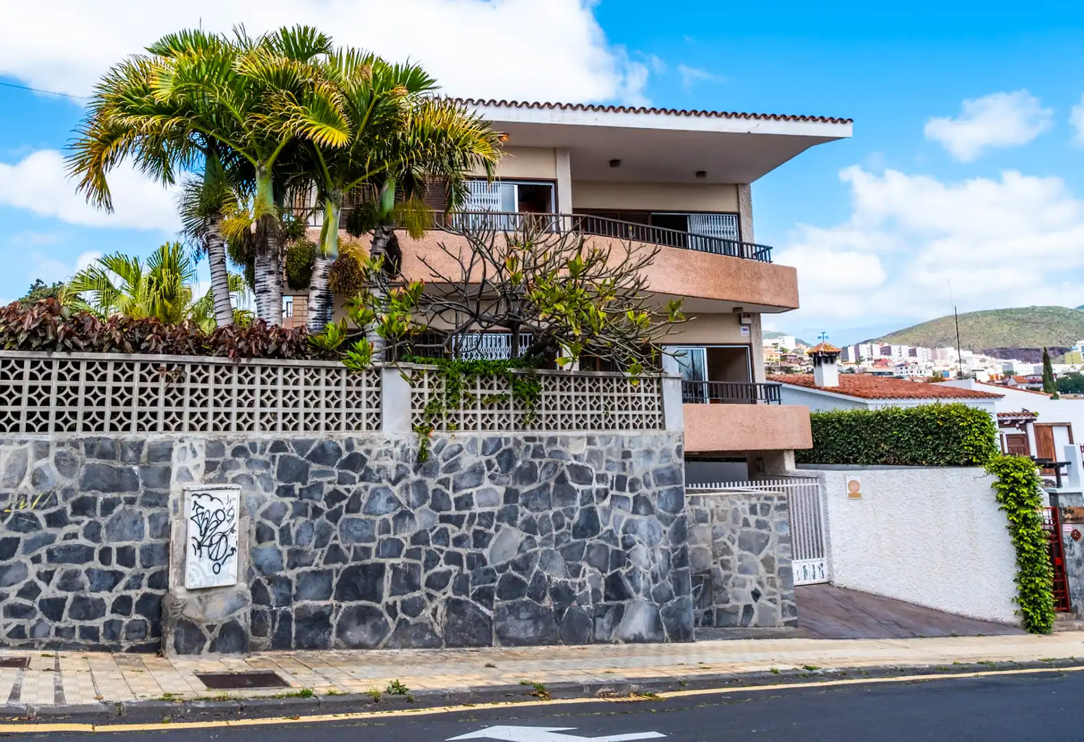 Vista exterior de Casa o xalet en venda en Santa Cruz de Tenerife amb Aire condicionat, Jardí privat i Balcó