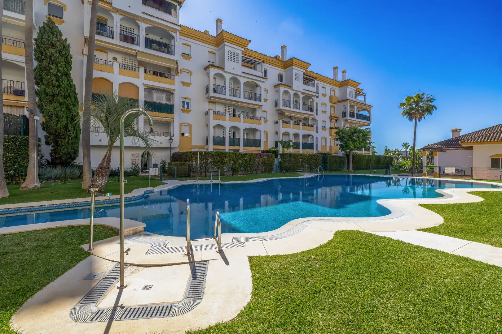 Schwimmbecken von Erdgeschoss zum Verkauf in Marbella mit Klimaanlage, Heizung und Terrasse