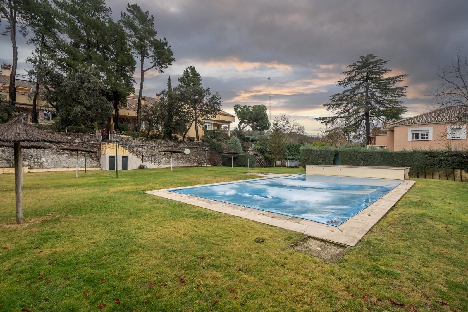 Piscina de Casa adosada en venda en Galapagar amb Calefacció, Jardí privat i Terrassa