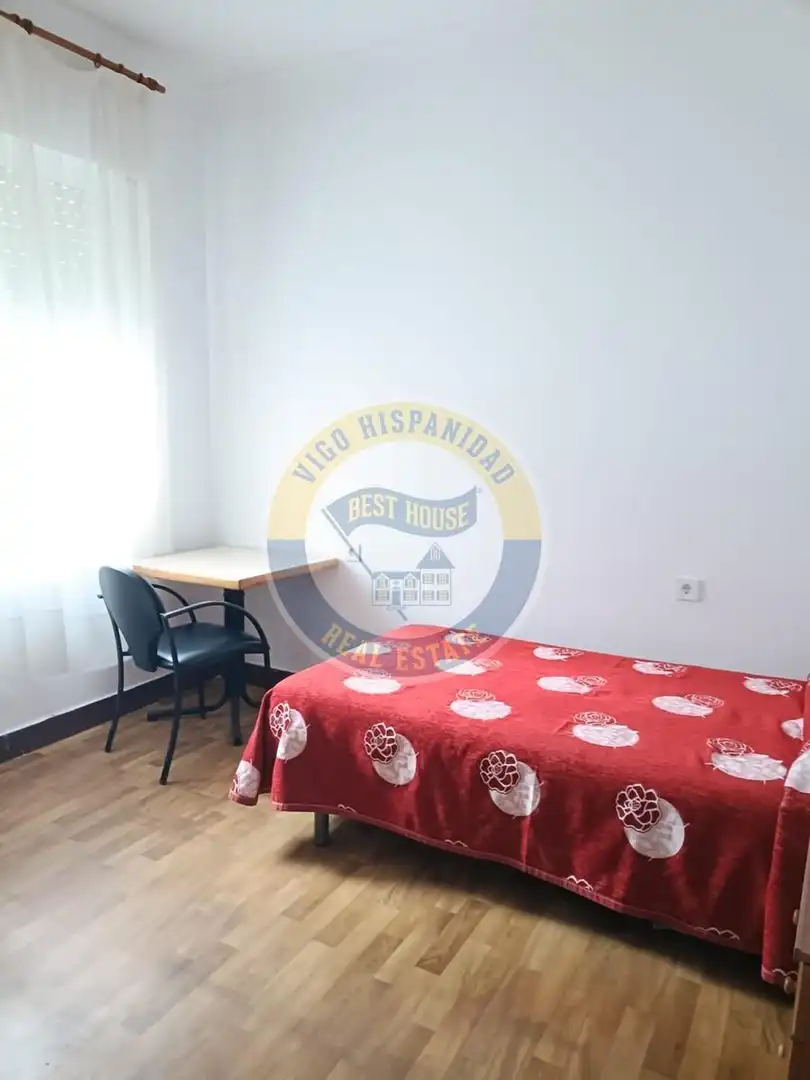 Dormitori de Casa o xalet en venda en Vigo  amb Terrassa i Moblat