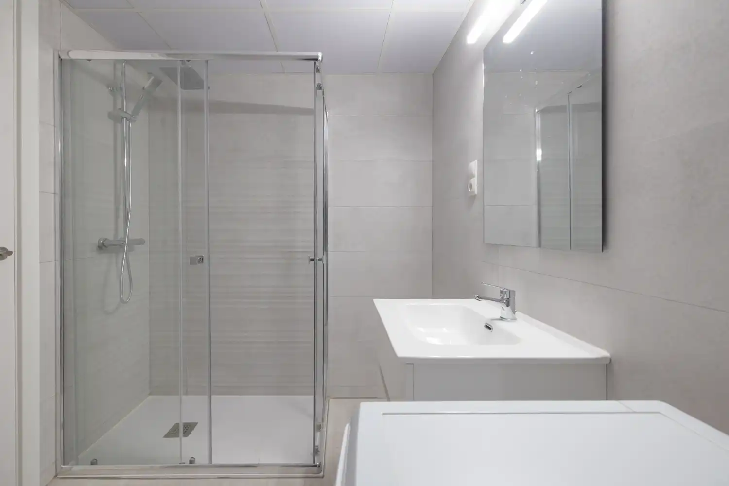 Bany de Apartament de lloguer en Madrid amb Aire condicionat, Calefacció i Jardí privat