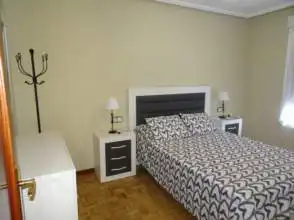 Schlafzimmer von Wohnung zur Miete in Gijón  mit Heizung, Parkett und Möbliert