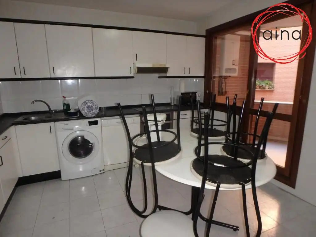 Cocina de Piso de alquiler en  Pamplona / Iruña con Calefacción, Terraza y Balcón