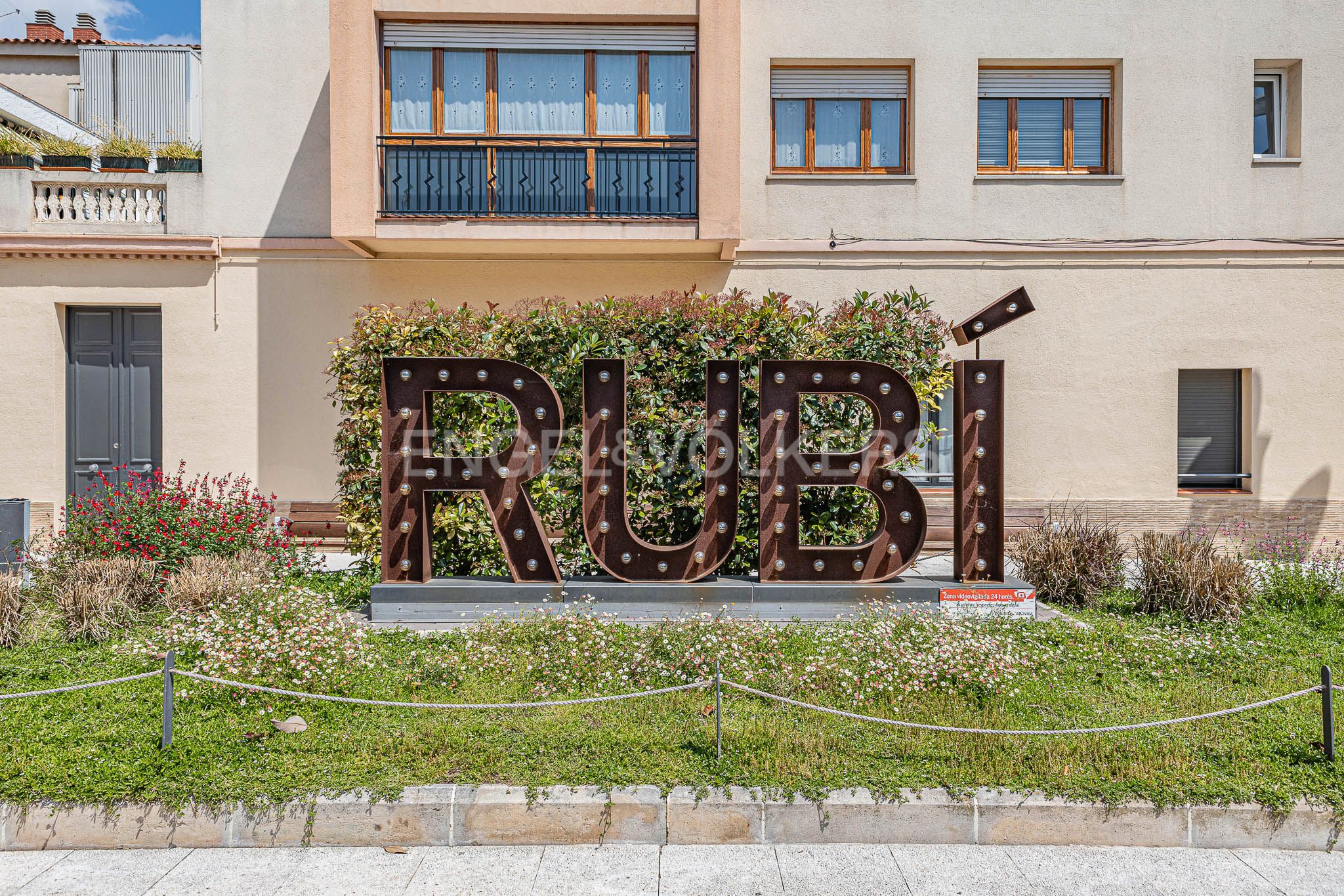 Vista exterior de Apartament en venda en Rubí amb Calefacció i Balcó