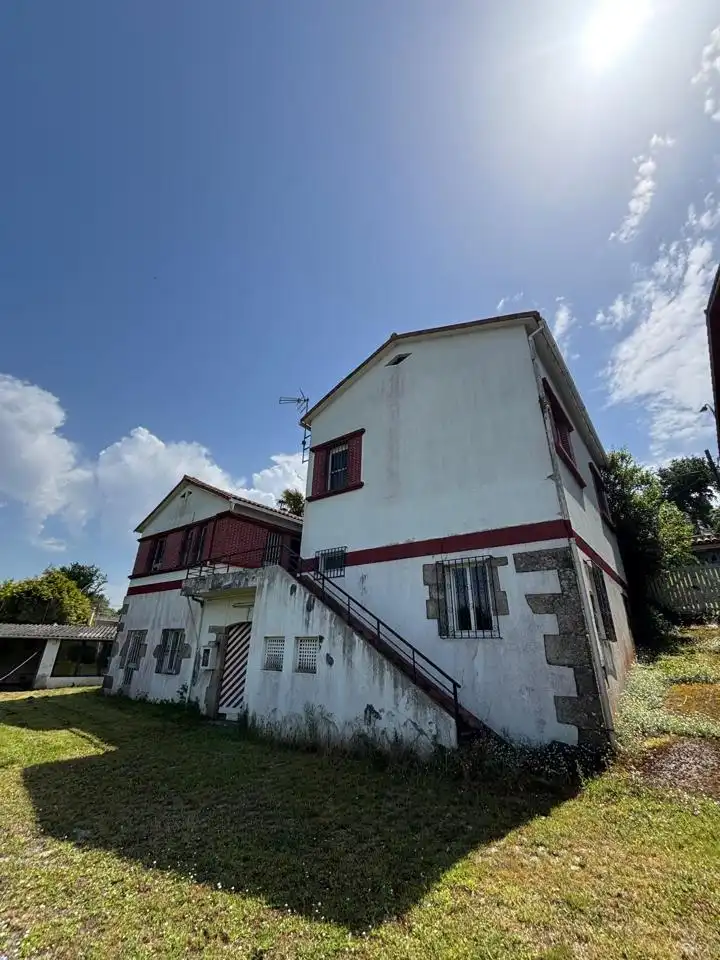 Vista exterior de Casa o xalet en venda en Betanzos amb Calefacció, Jardí privat i Terrassa