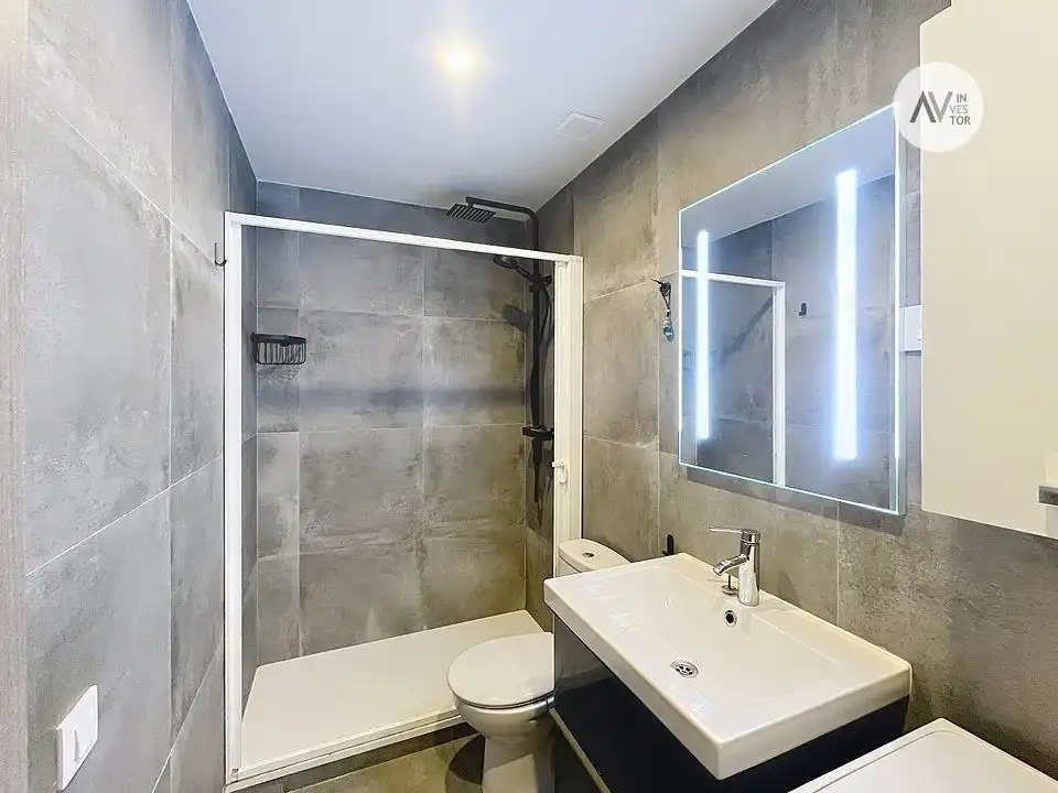 Baño de Oficina de alquiler en Barcelona con Terraza y Amueblado