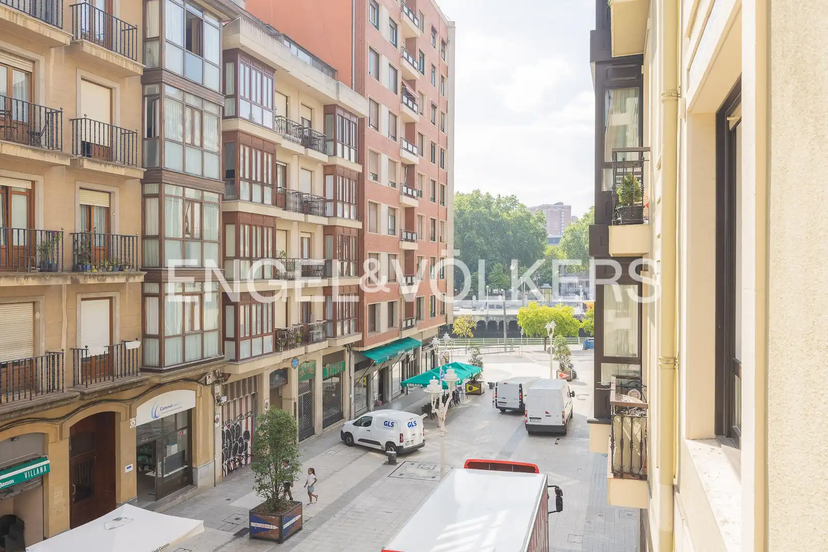 Außenansicht von Wohnung zum Verkauf in Bilbao  mit Heizung, Parkett und Balkon