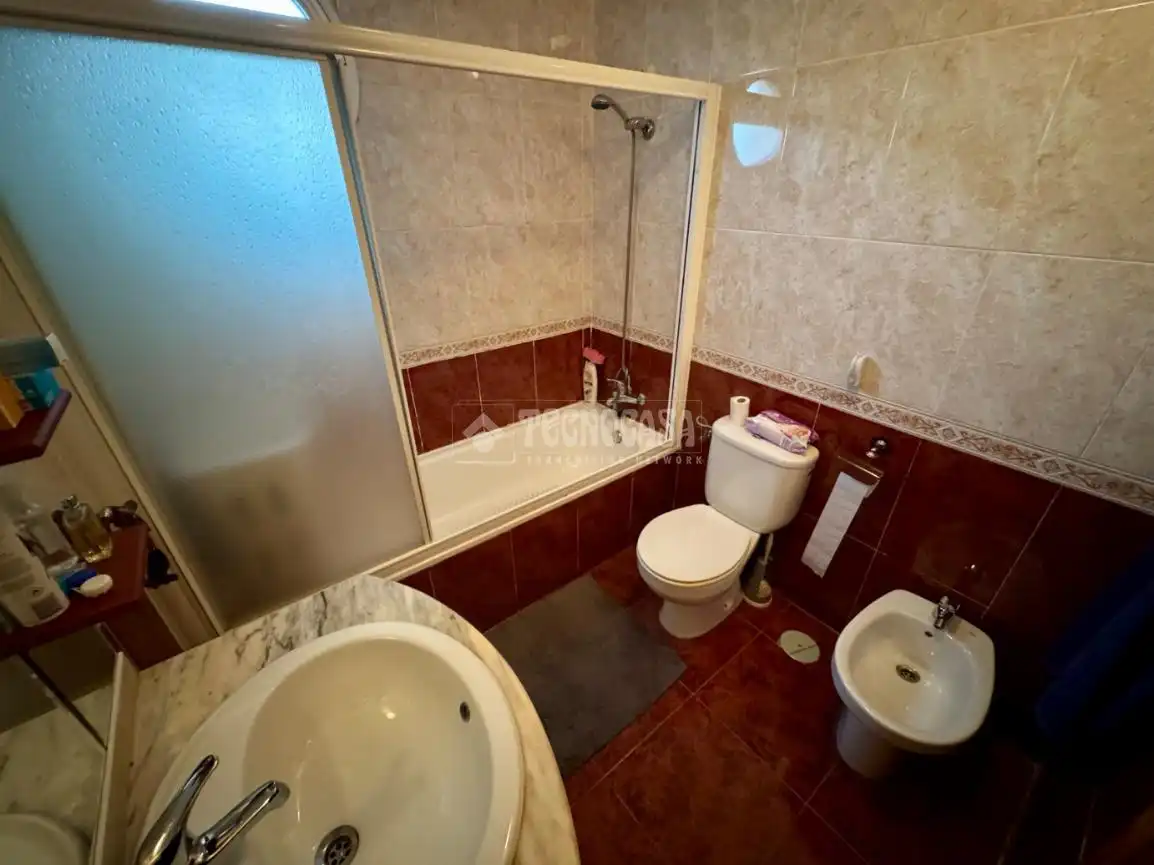 Baño de Casa adosada en venta en Villanueva de la Torre con Aire acondicionado