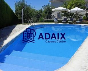 Piscina de Casa o xalet en venda en Cáceres Capital amb Aire condicionat, Jardí privat i Terrassa