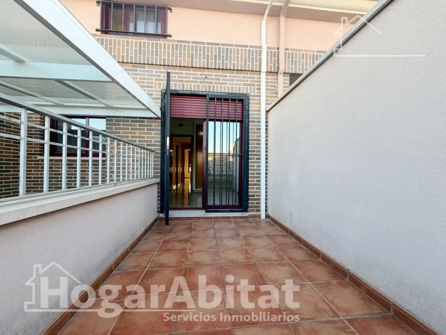 Vista exterior de Casa adosada en venda en Sagunto / Sagunt amb Aire condicionat, Jardí privat i Terrassa