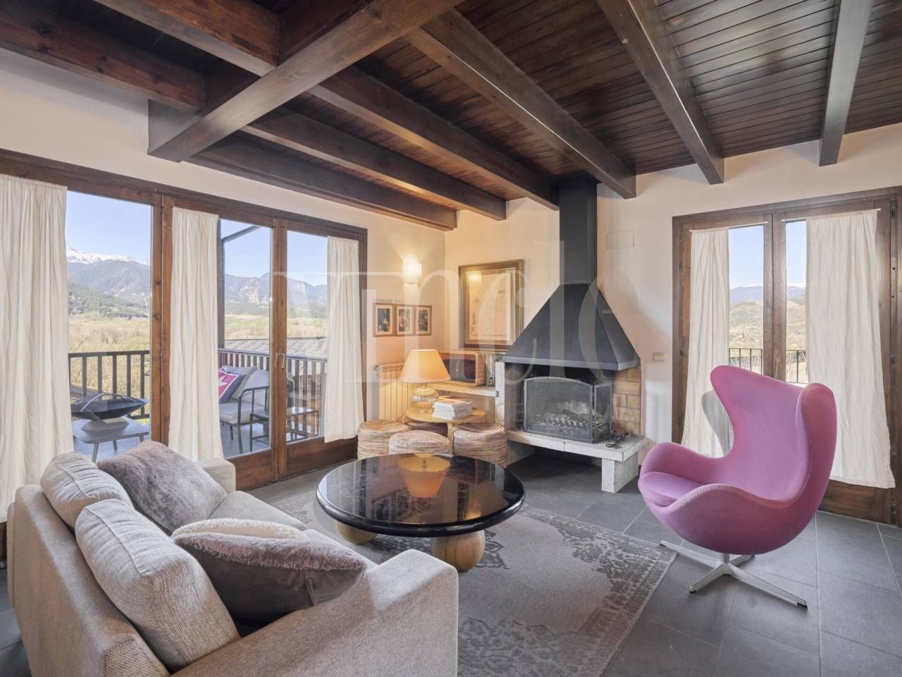 Sala d'estar de Casa o xalet en venda en Bellver de Cerdanya amb Calefacció, Parquet i Terrassa