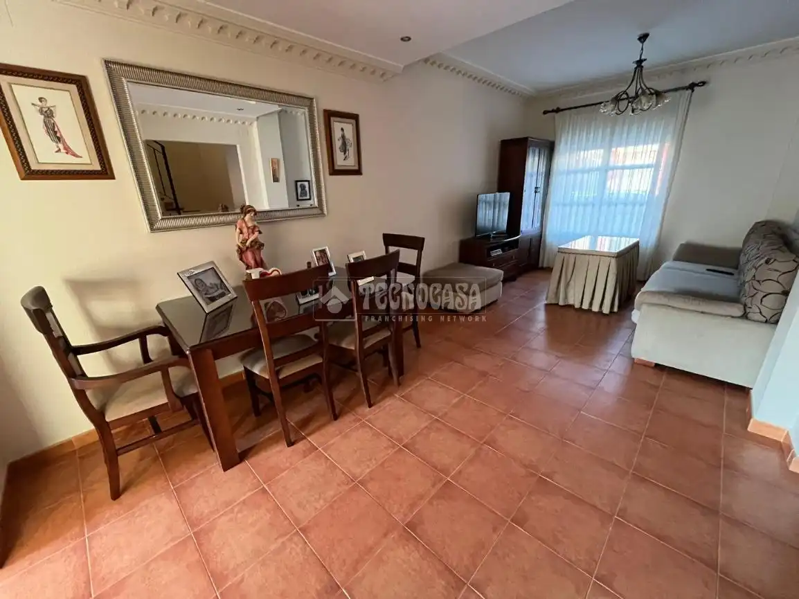 Sala de estar de Casa adosada en venta en Dos Hermanas con Terraza