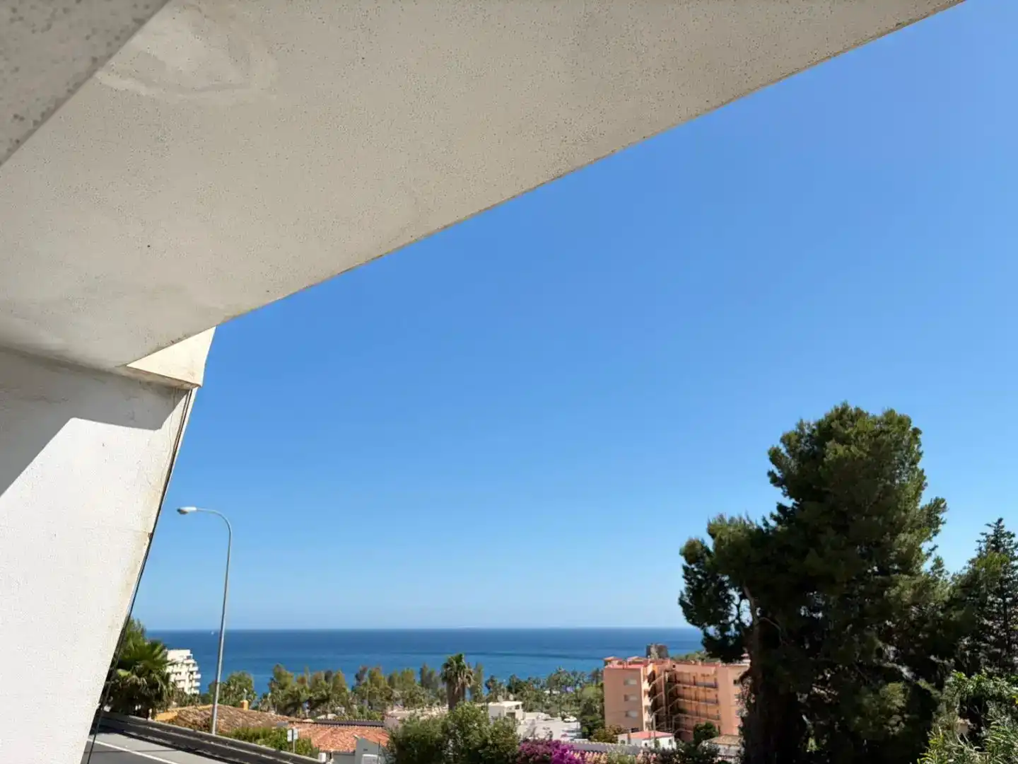 Vista exterior de Casa adosada en venda en Almuñécar amb Piscina i Balcó