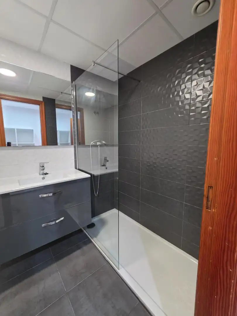 Bathroom of Flat for rent in Valencia  with Air Conditioner, Heating and Balcony