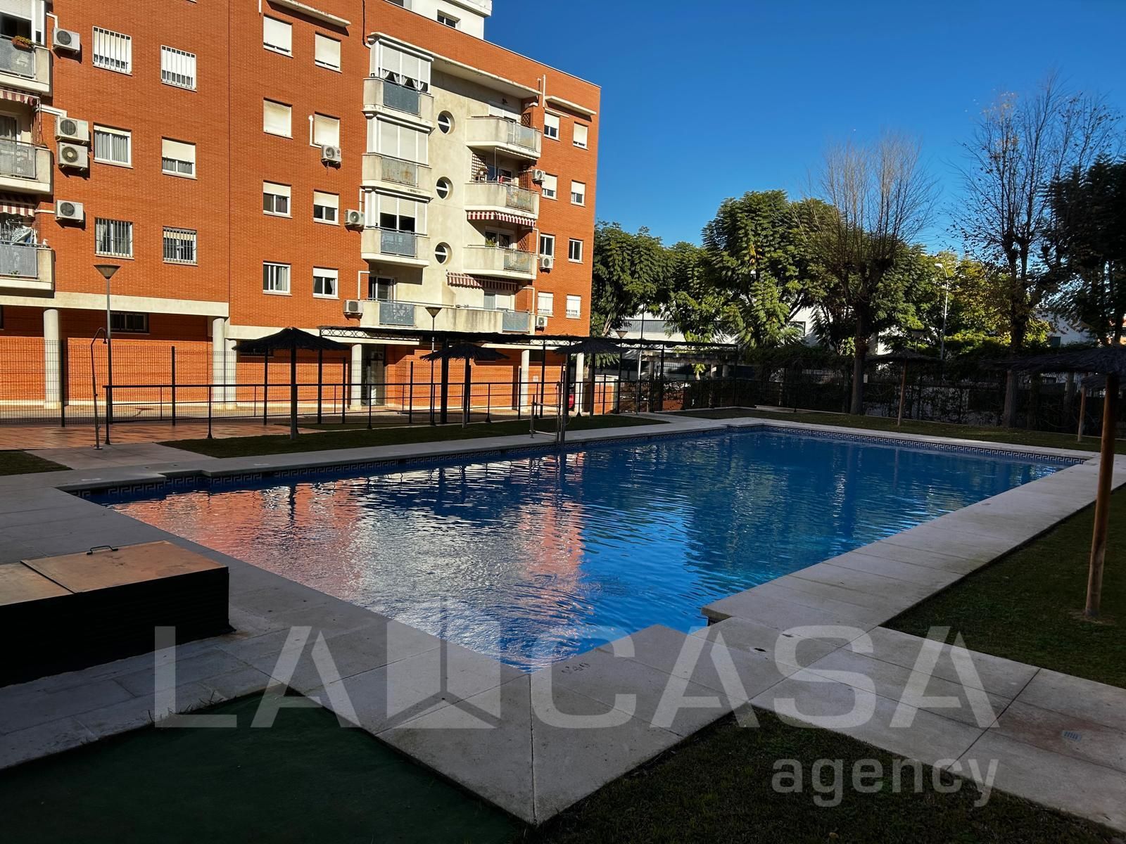 Piscina de Pis en venda en Montequinto amb Terrassa i Piscina