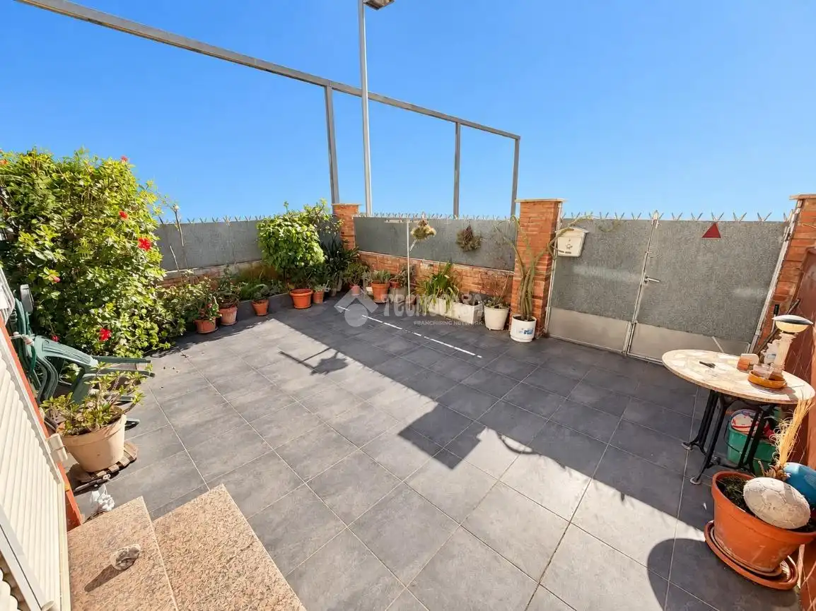 Casa aparellada en venda a Sant Martí, imagen 2