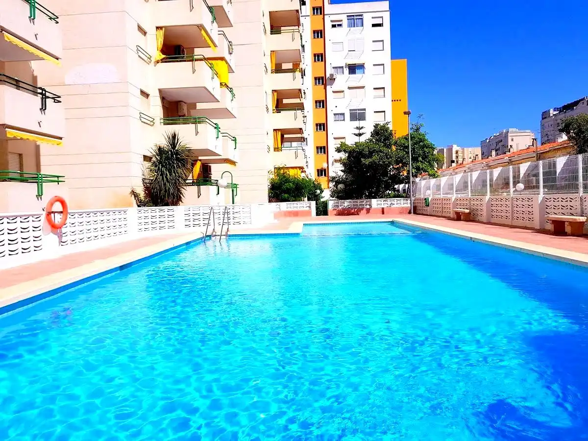 Piscina de Apartament de lloguer en Gandia amb Aire condicionat, Parquet i Terrassa