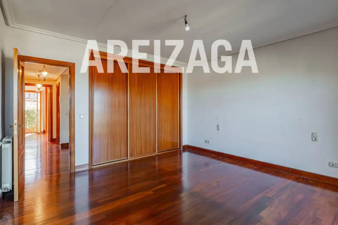 Dormitori de Casa o xalet en venda en Donostia - San Sebastián  amb Calefacció, Jardí privat i Terrassa