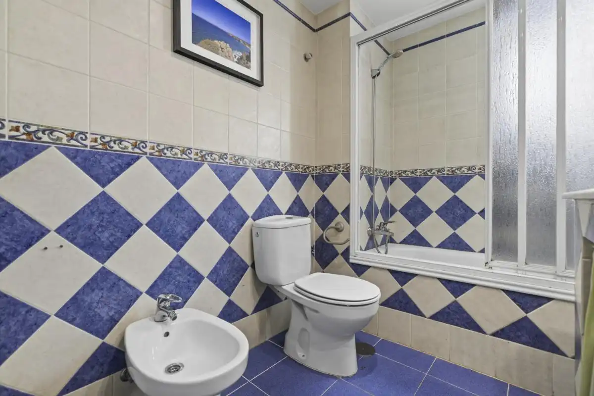 Bathroom of Flat for sale in Sevilla  with Air Conditioner and Heating
