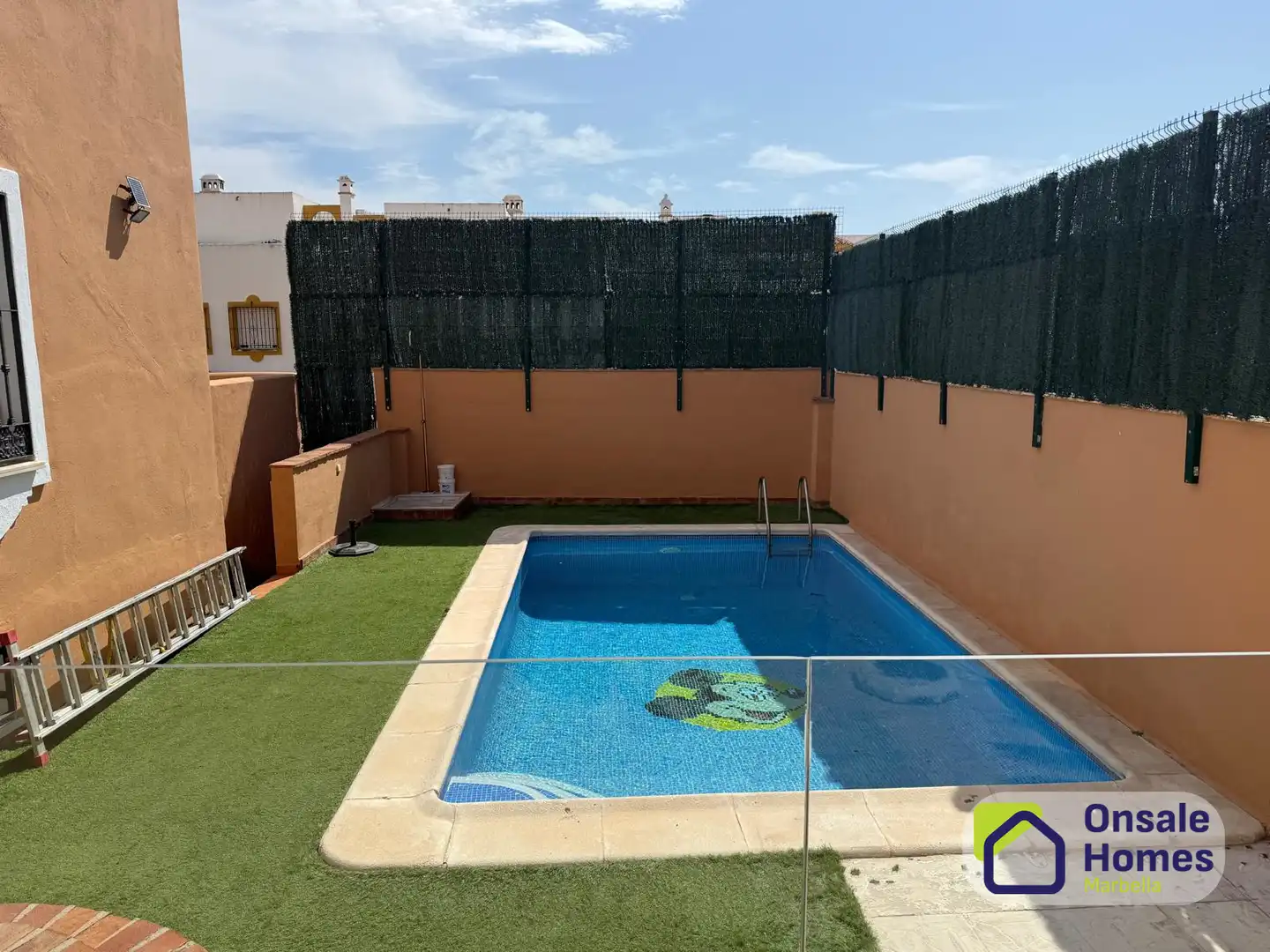 Piscina de Casa adosada en venta en Marbella con Aire acondicionado, Jardín privado y Terraza