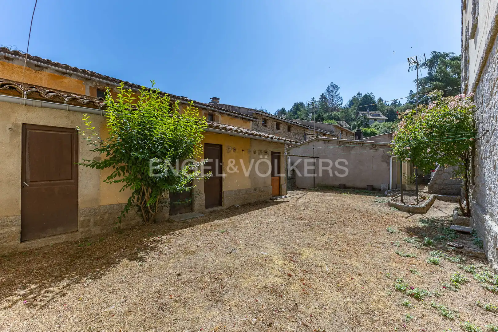 Vista exterior de Pis en venda en Viladrau amb Calefacció i Jardí privat