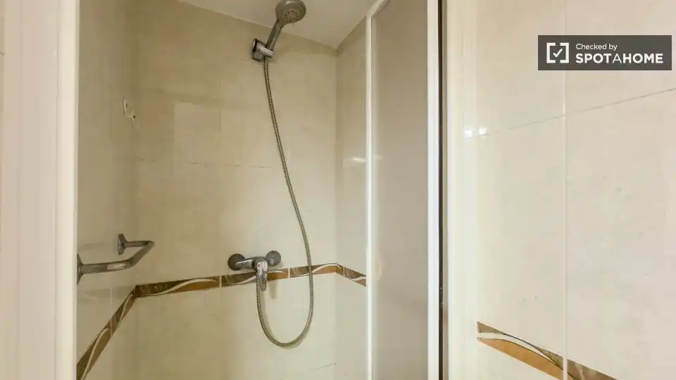 Bathroom of Flat for rent in Barcelona  with Air Conditioner, Heating and Furnished