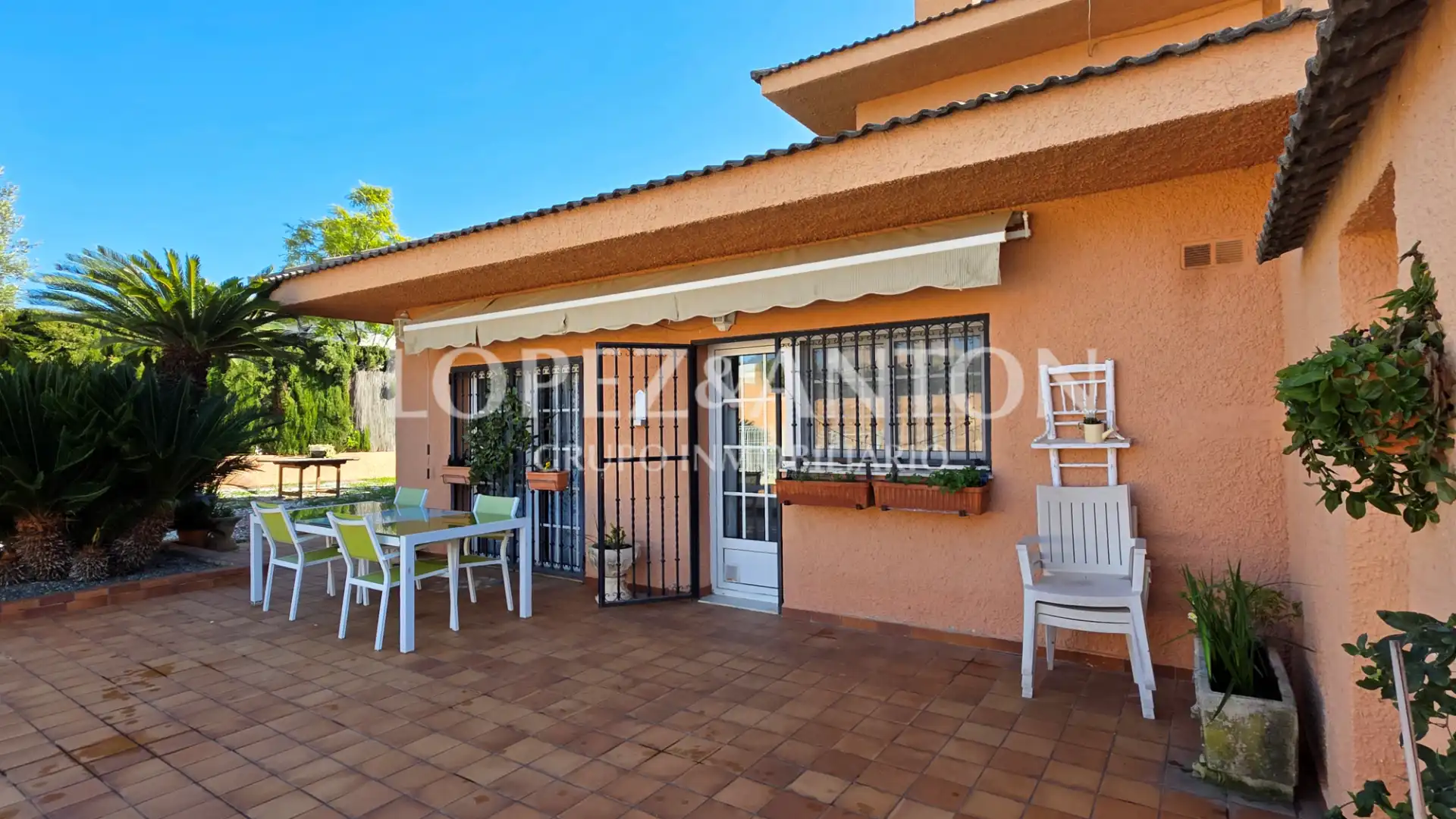 Vista exterior de Casa o xalet en venda en La Pobla de Vallbona amb Aire condicionat, Calefacció i Jardí privat