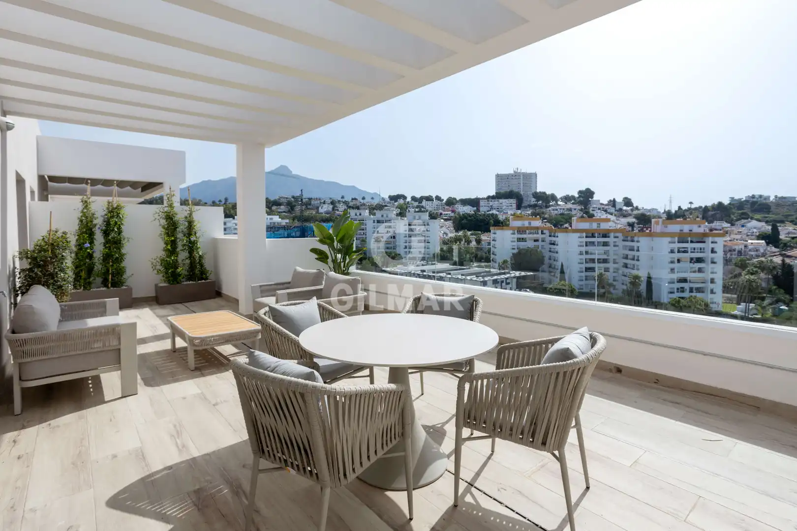 Penthouse with terrace for sale in Nueva Andalucía