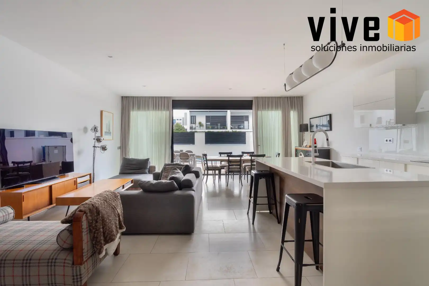 Sala d'estar de Casa adosada en venda en Mairena del Aljarafe amb Aire condicionat, Calefacció i Jardí privat