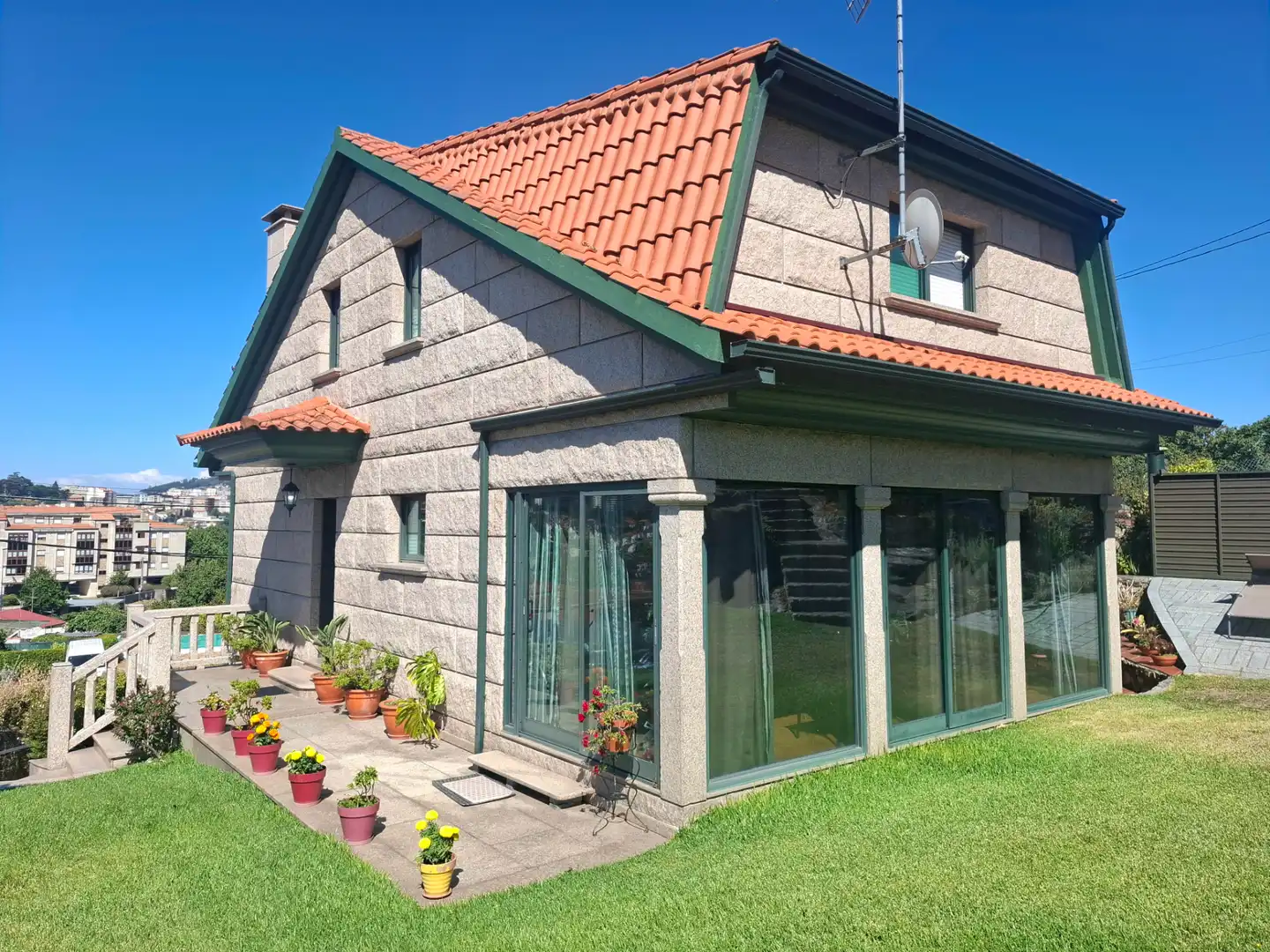 Vista exterior de Casa o xalet en venda en Vigo  amb Calefacció, Jardí privat i Traster