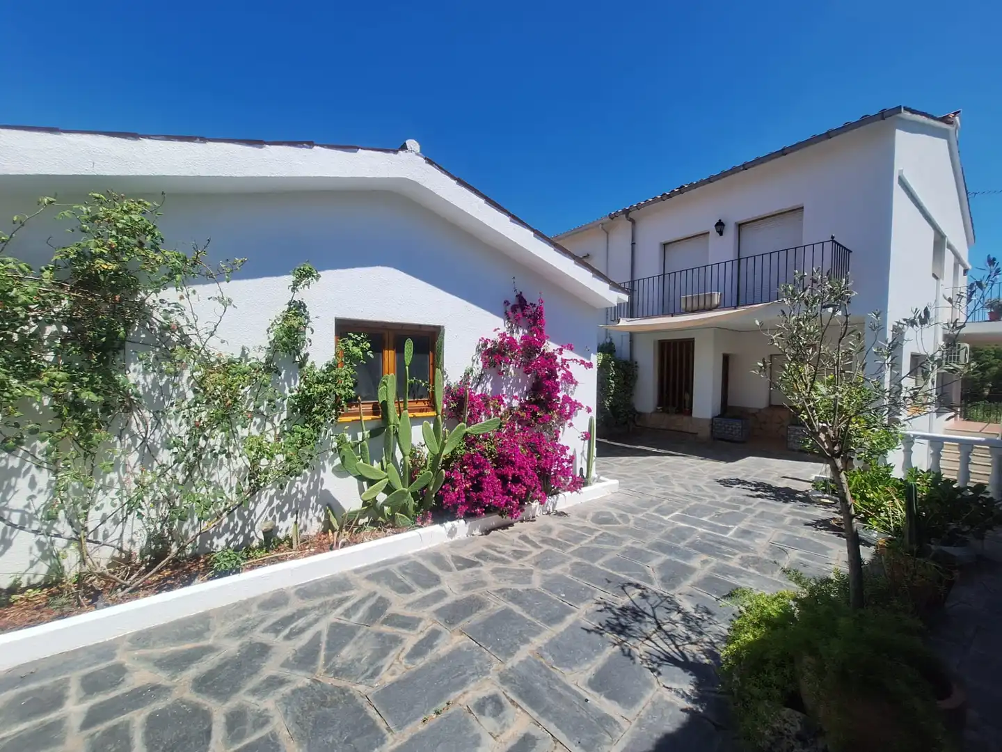Außenansicht von Einfamilien-Reihenhaus zum Verkauf in Sant Esteve Sesrovires mit Klimaanlage, Heizung und Privatgarten