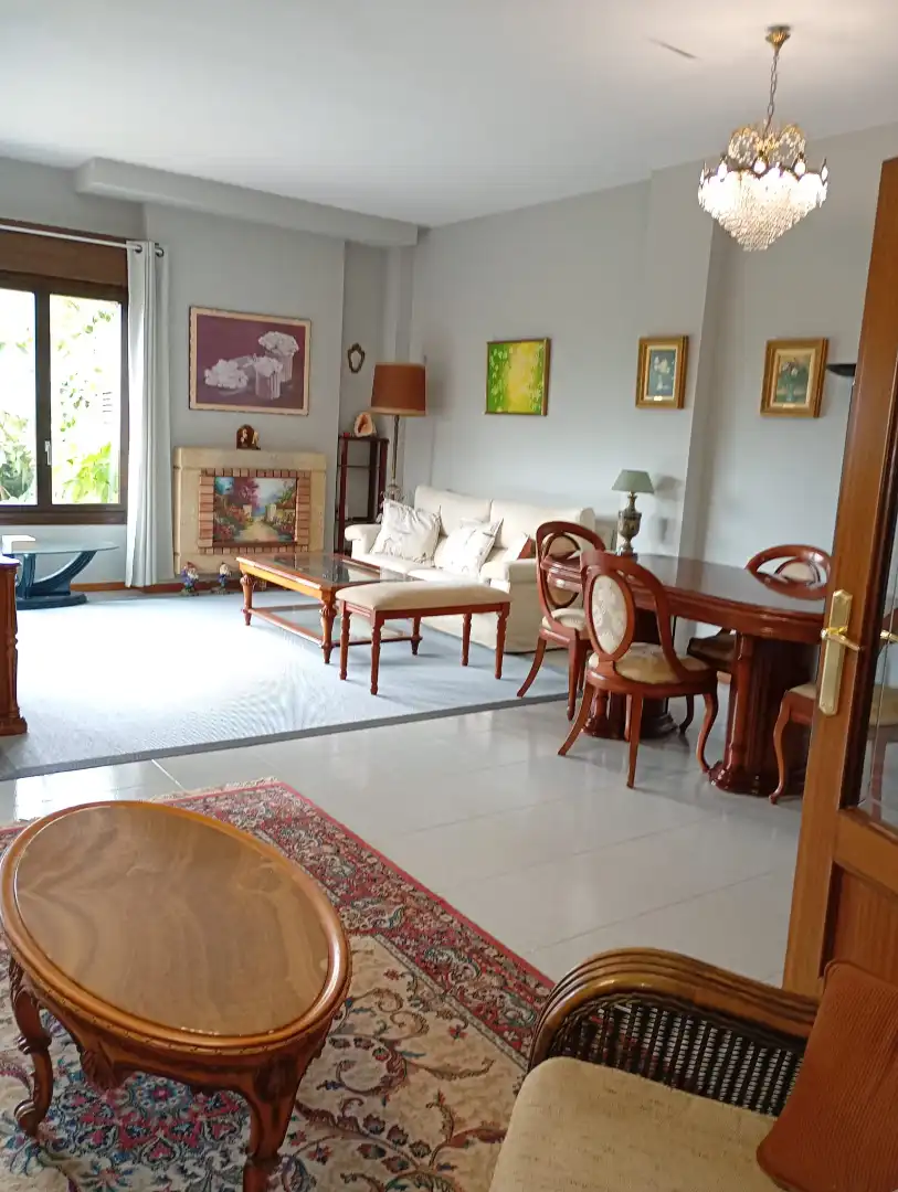 Sala d'estar de Casa adosada en venda en Gijón  amb Calefacció, Jardí privat i Terrassa