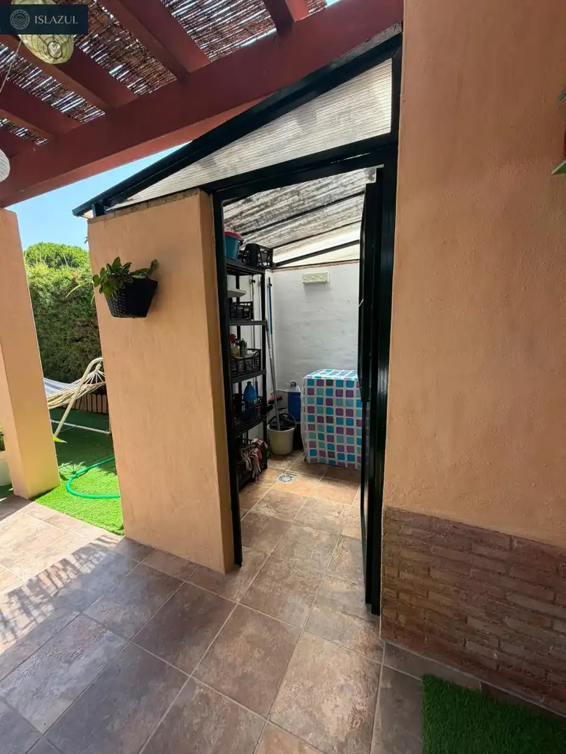 Terrasse von Einfamilien-Reihenhaus zum Verkauf in Islantilla mit Privatgarten, Terrasse und Abstellraum