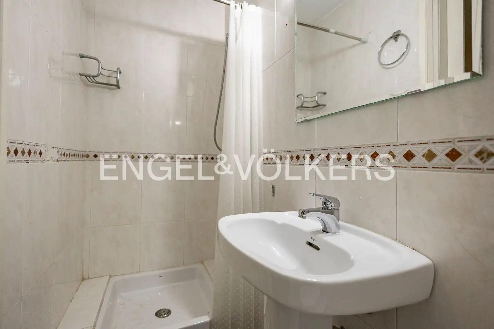 Badezimmer von Wohnung zum Verkauf in Barcelona mit Klimaanlage, Heizung und Parkett