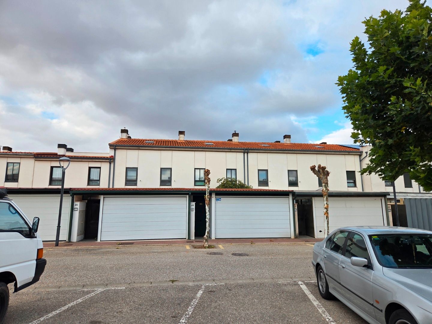 Vista exterior de Casa adosada en venda en Orbaneja Riopico amb Calefacció, Jardí privat i Parquet
