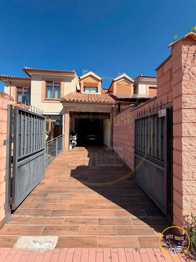 Vista exterior de Casa adosada en venda en Chillarón de Cuenca amb Calefacció, Jardí privat i Terrassa