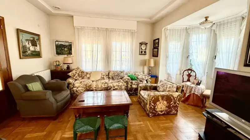 Sala d'estar de Casa o xalet en venda en El Espinar amb Calefacció, Jardí privat i Parquet